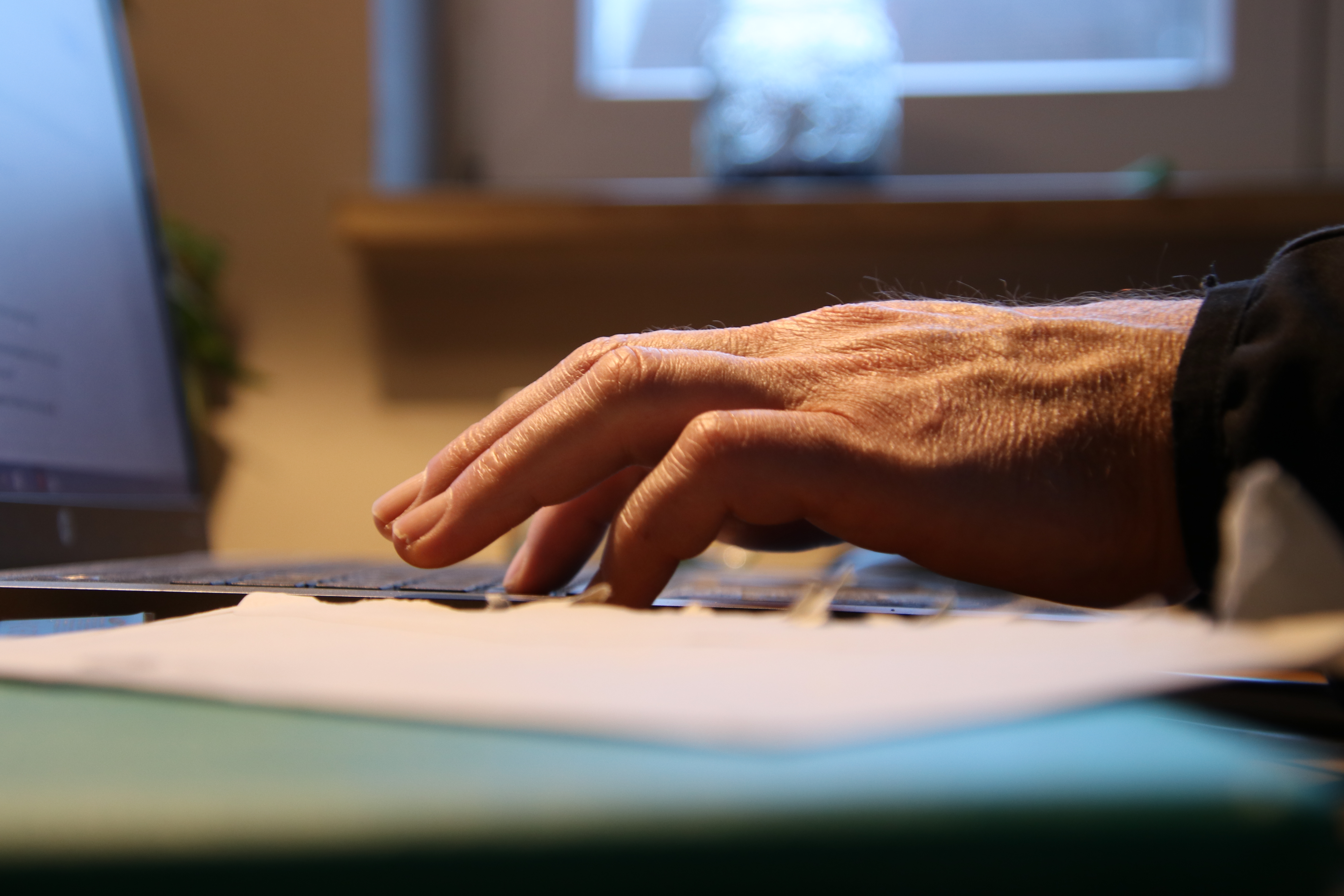 equipes juridicas sobrecarregadas homem usando laptop